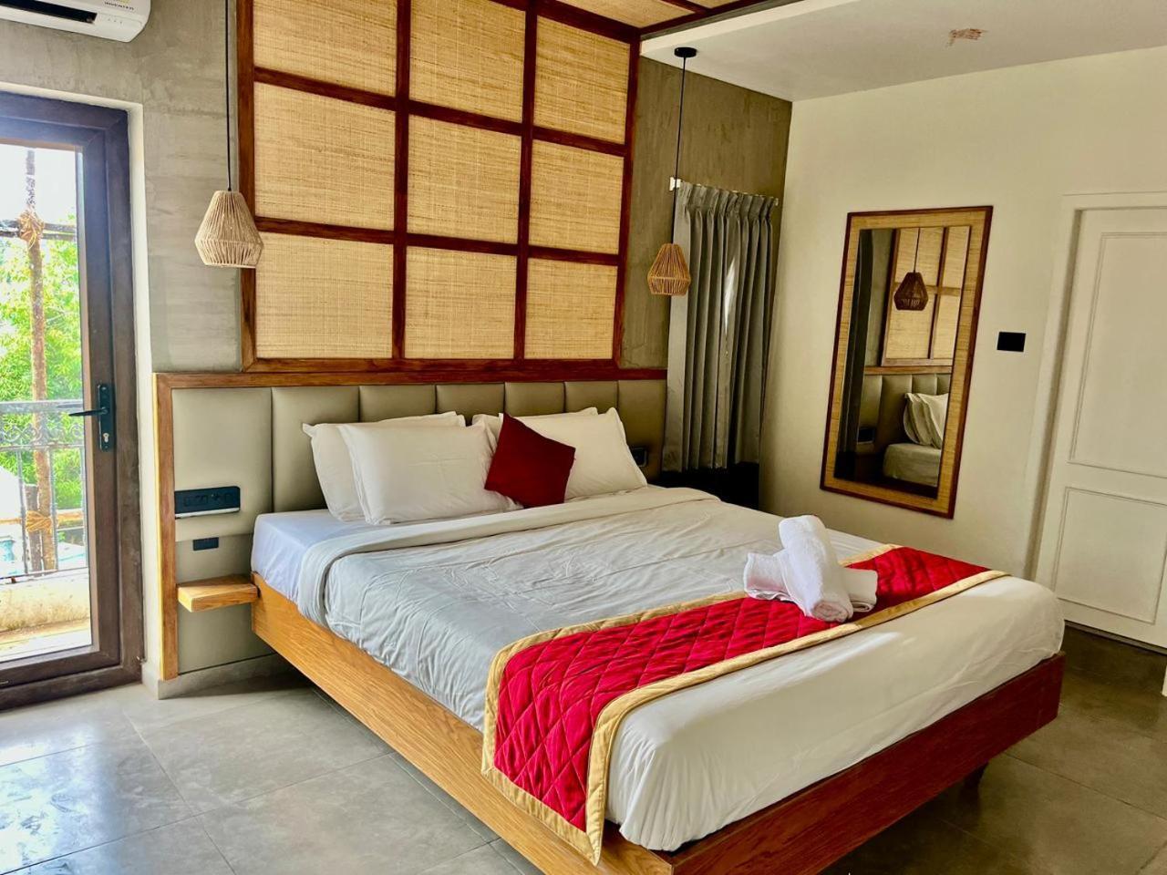 Hotel Castle Manor - Auroville Beach Puducherry Buitenkant foto